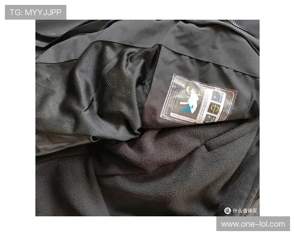 足球球星时尚穿搭展示冲锋衣潮流风采引领街头潮流风尚 足球球星时尚穿搭展示冲锋衣潮流风采引领街头潮流风尚